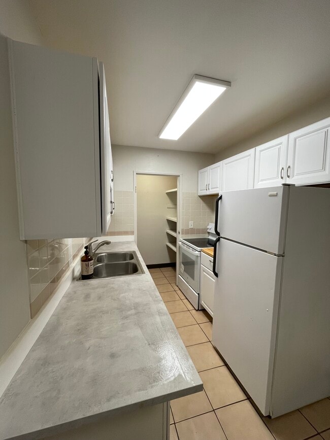 Kitchen - 409 University Ave SE