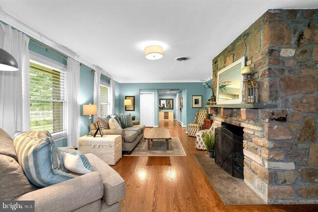 Building Photo - 15027 Braddock Rd