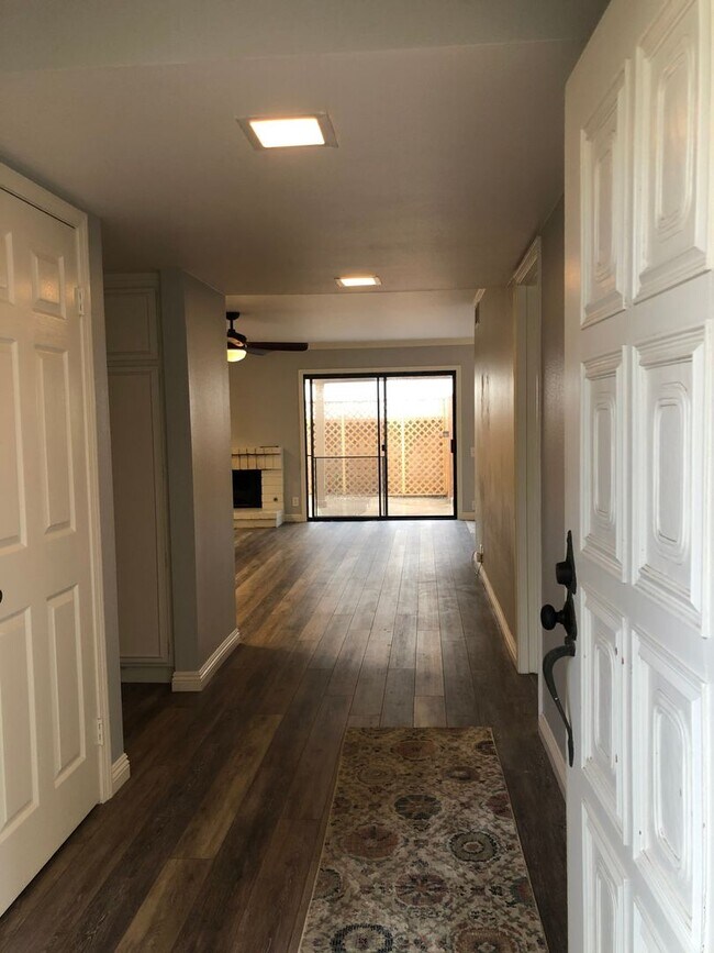 Building Photo - 3 Bedroom Upgraded Condo Near the Governme...