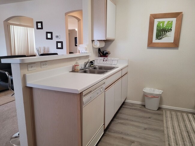 Foto del edificio - Charming 1-Bedroom Apartment for Short-Term Rental in the Heart of Bullhead City!