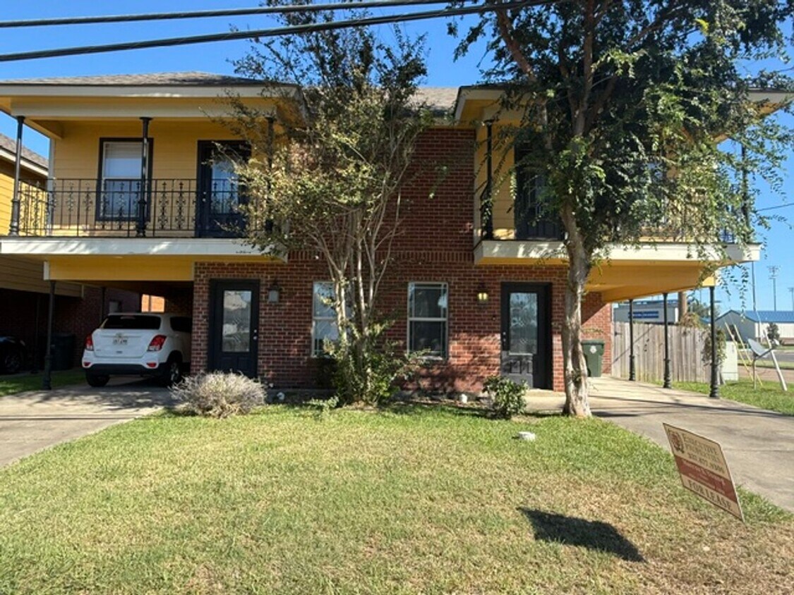 Foto principal - Updated 2-Bed Townhouse Steps from McNeese...