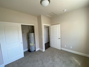 Building Photo - 1444 NW Canyon Dr