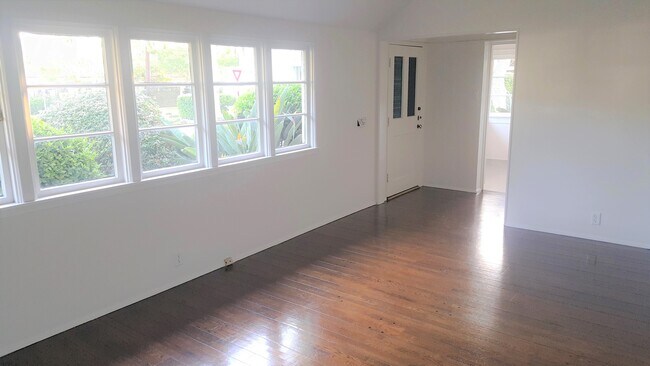 Foto del edificio - 8533 Rosewood Ave