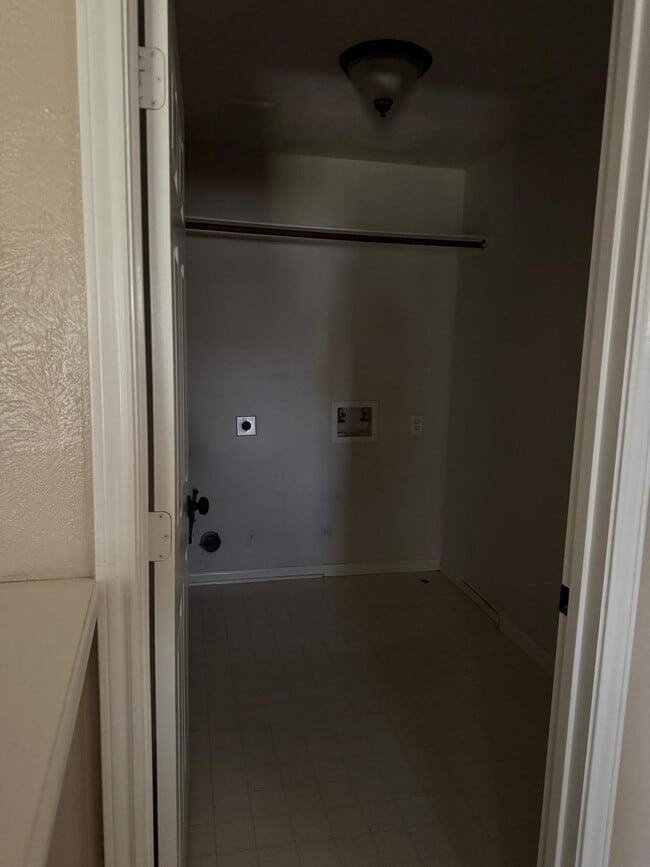 Building Photo - 18219 Water Mill Dr