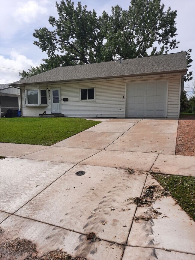 Foto del edificio - 3 BEDROOM | 2 BATH | HOUSE | SINGLE GARAGE...