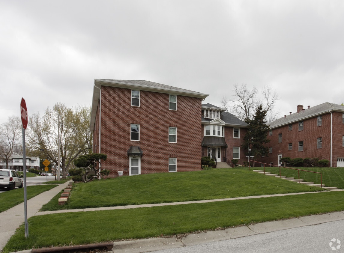 Building Photo - 4824 Cass St