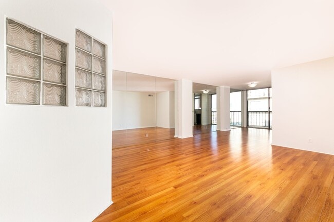 Building Photo - High Rise Condo 1bed 2 Full Bath