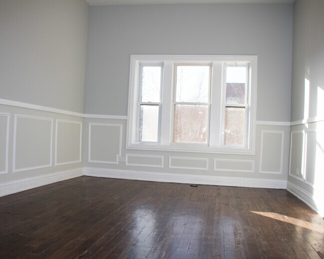 Building Photo - 722 W 59th St