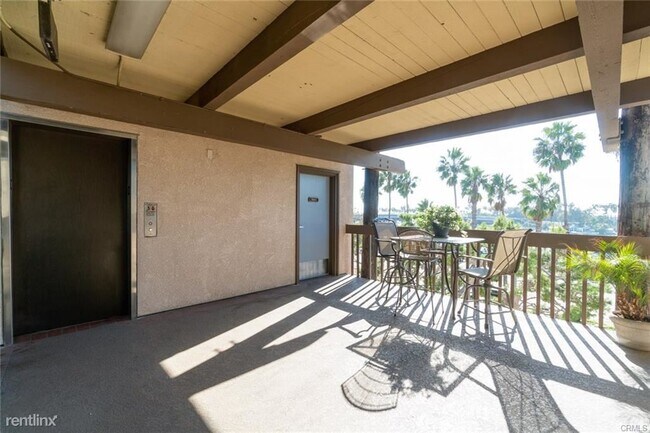 Building Photo - 8317 Marina Pacifica Dr N