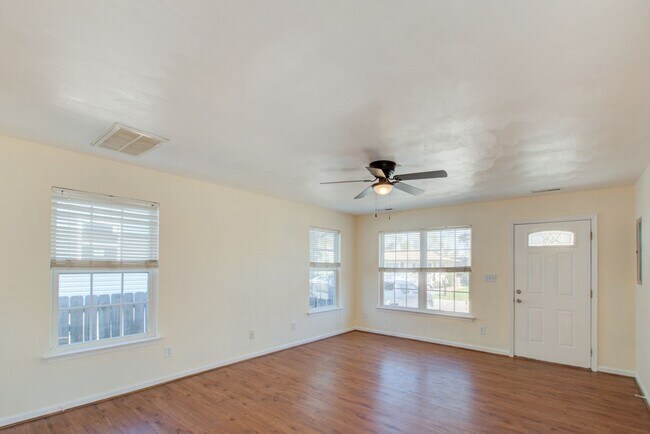 Foto del edificio - 3 Bedroom, 2.5 Bath Home Centrally Located...