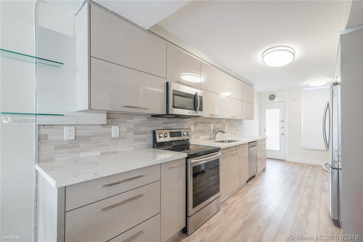 Primary Photo - 10250 Collins Ave