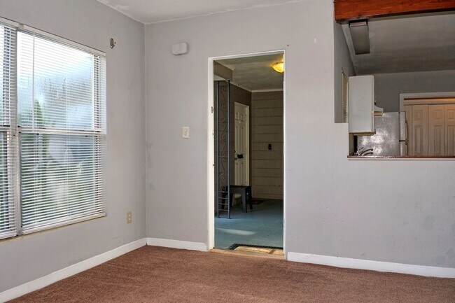 Building Photo - Cute Duplex near Downtown Available Now!