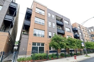 Building Photo - 2933 N Clybourn Ave