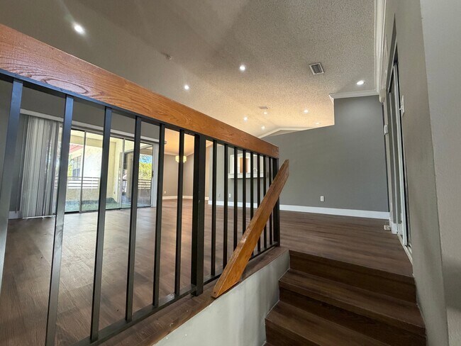 Foto del edificio - 323 Ives Dairy Rd