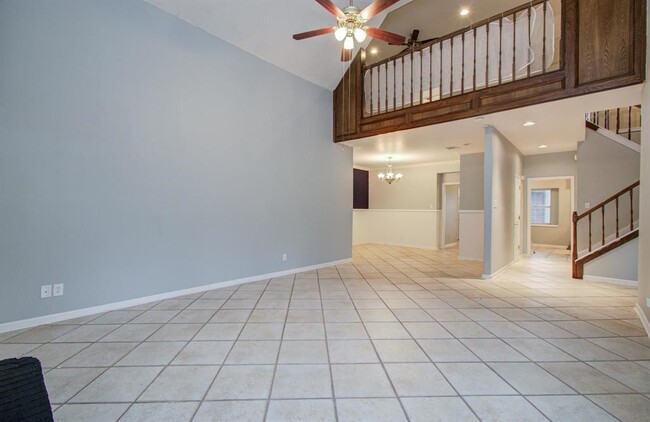 Building Photo - 5339 Holly View Dr