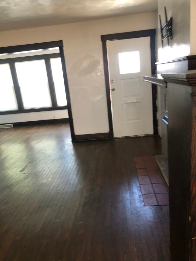 La sala de estar Entry Way Sun Room está demasiado a la izquierda - 505 S Graham St