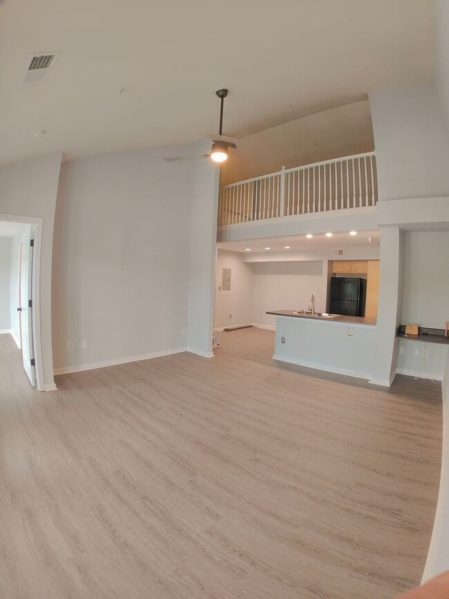 Building Photo - Rent special! 1 BR/ 1 BA Fabulous Two-Leve...
