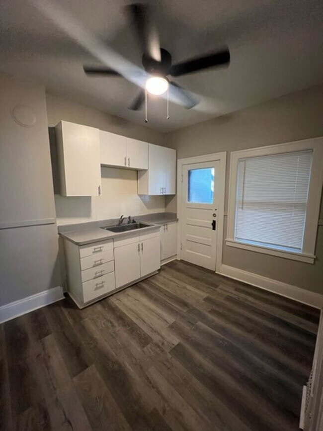 Foto del edificio - 8602 Bancroft Avenue