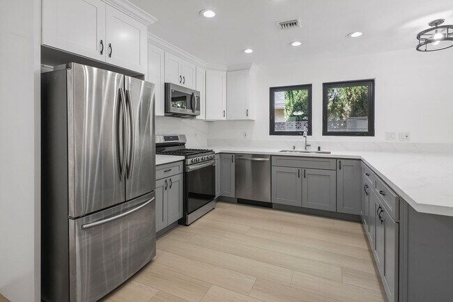 Foto del edificio - COMPLETELY UPDATED CALABASAS HOME!