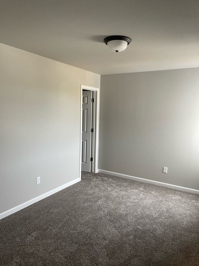 Building Photo - Spacious 3-bed 2.5 Bath - First Month Free!