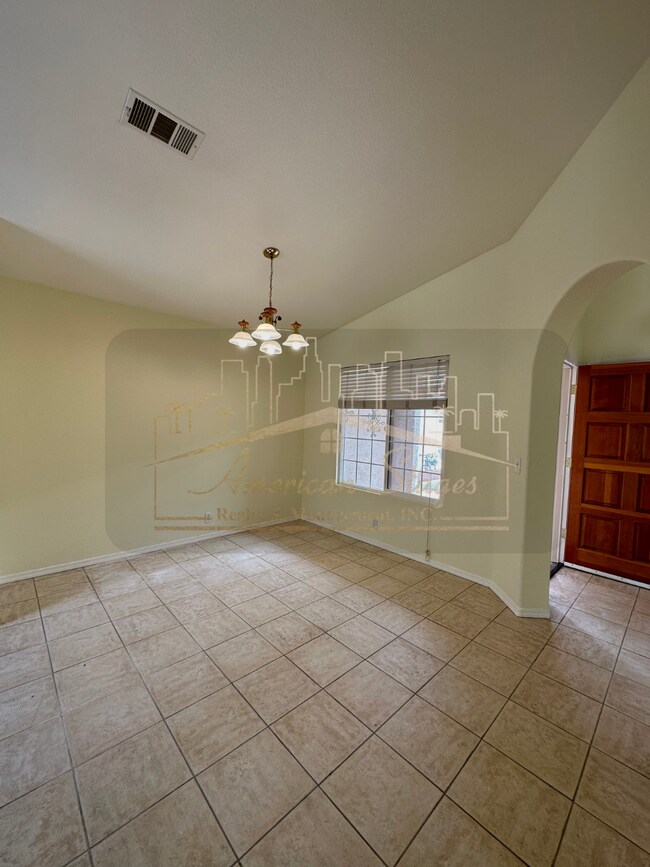 Foto del edificio - 4266 Woodmere Rd