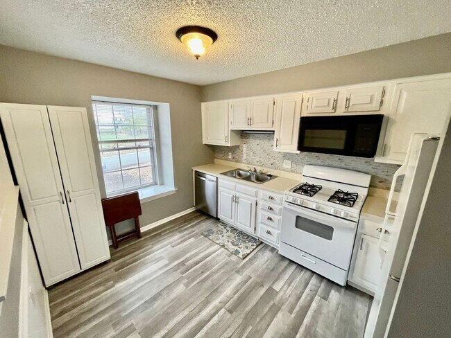 Building Photo - 4-Bedroom, 2-Bathroom home in Overland Par...