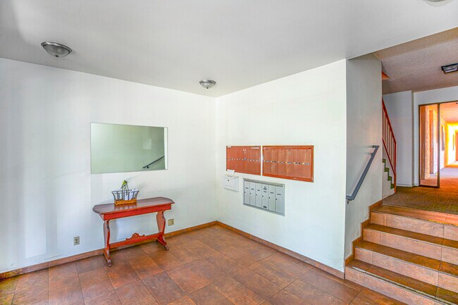 Building Photo - 619 E Elmwood Ave