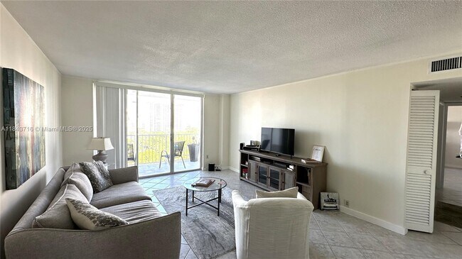Foto del edificio - 2851 NE 183rd St