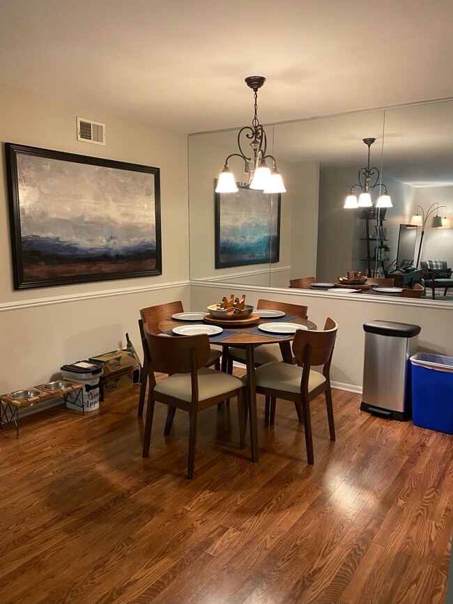 Dining Area - 1507 N Milwaukee Ave