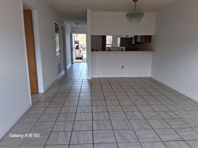 Building Photo - 2025 Caribbean Dr S
