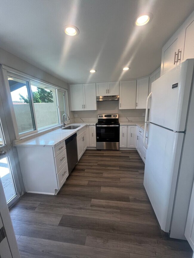 Building Photo - 2BD 2BA Condo with 1 Car Assigned Parking ...