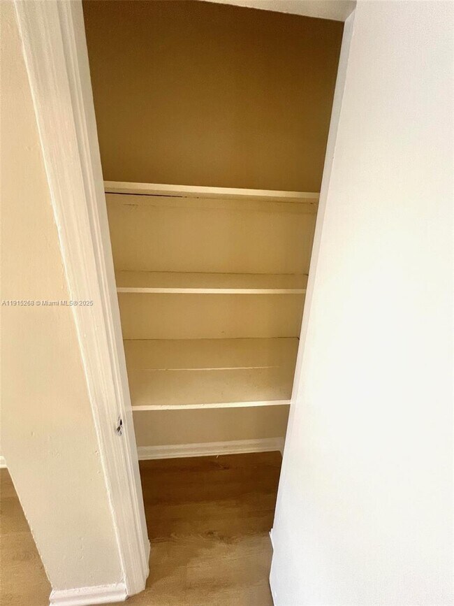 Foto del edificio - 692 NE 85th St