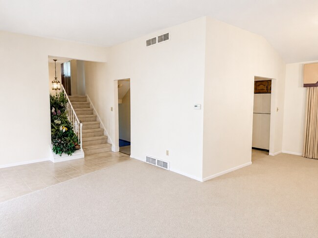 Foto del edificio - Spacious 3-Bedroom Split-Level with Formal Dining Room, Fireplace, and Fenced Backyard