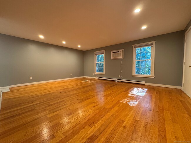 Foto del edificio - 239 Old Farms Rd