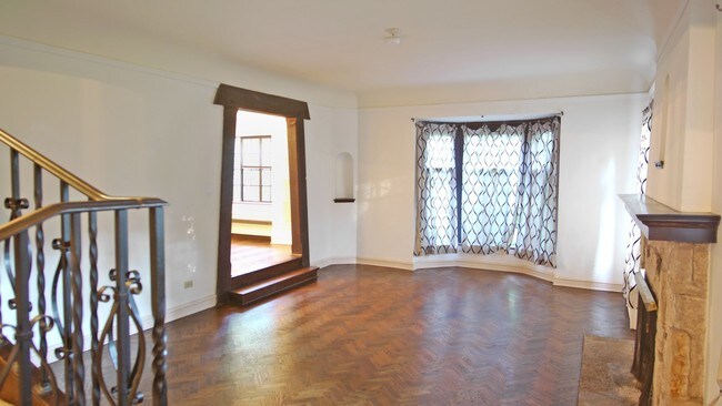 Building Photo - 33 Lakeside Pl