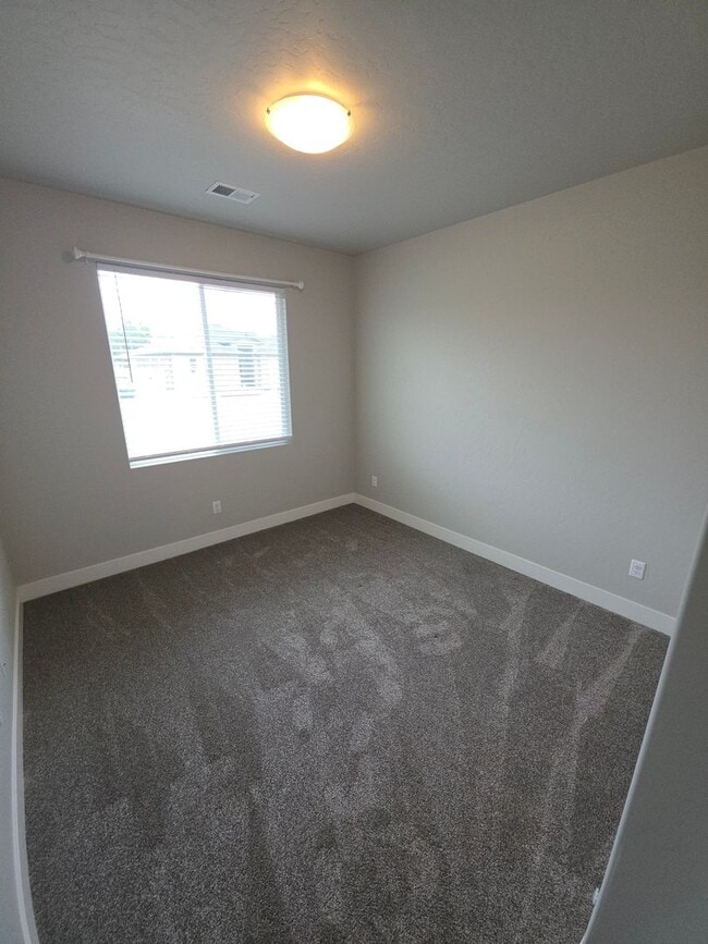 Building Photo - Like-New 3 Bed, 2 Bath Home in a Fantastic...