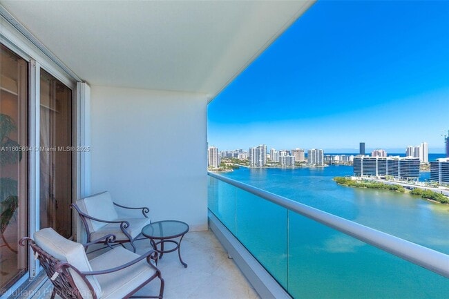 Foto del edificio - 7000 Island Blvd