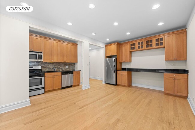 Building Photo - 668 Riverside Dr