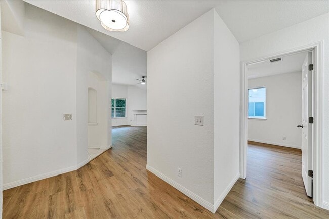 Foto del edificio - 1707 Primrose Ln