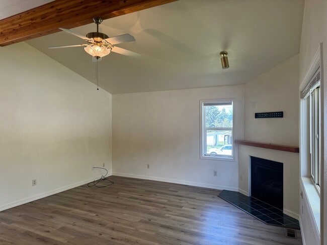 Building Photo - 201 Grandview Way