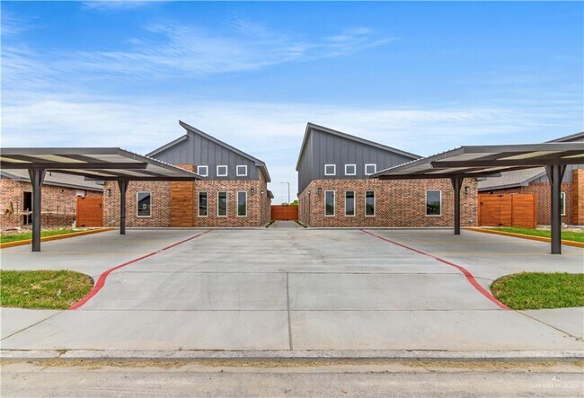 Building Photo - 900 hidden hills