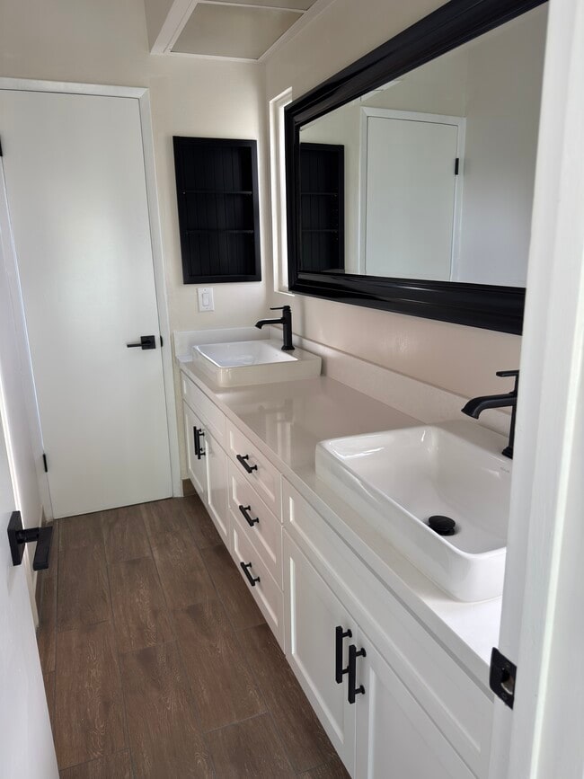 Building Photo - 568 Lomas Santa Fe Dr