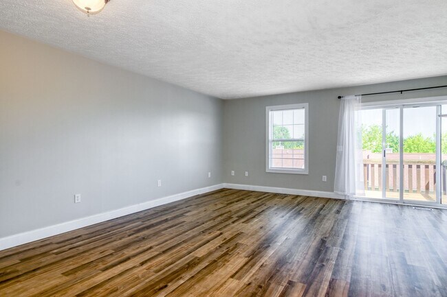 Foto del edificio - 3 bed / 3 bath. Parking. Pet Friendly.
