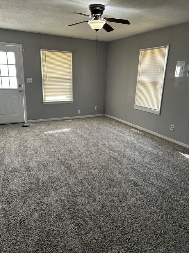 Building Photo - Very nice 3br/1ba home - perfect for your ...