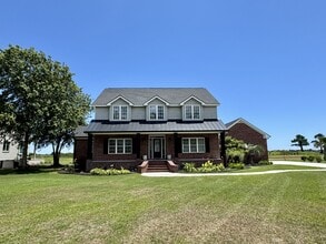 Building Photo - 118 Captains Ln