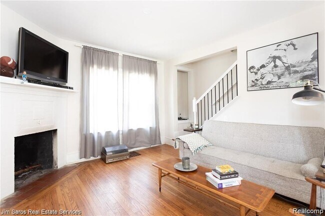 Living Room *no fireplace* - 15008 Saint Paul St