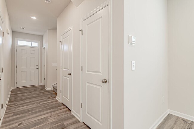 Foto del edificio - Price Improvement! END UNIT Brand New Town...