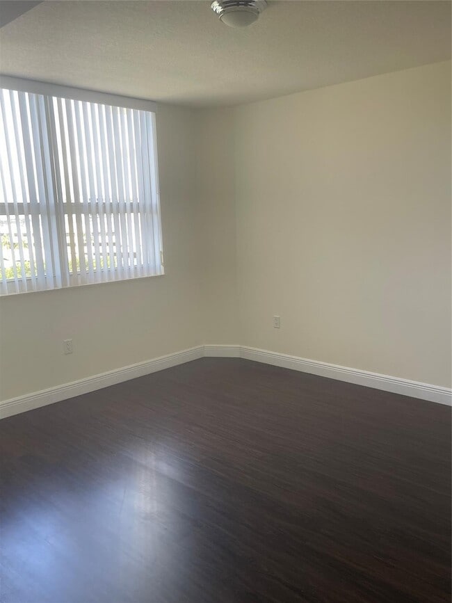 Building Photo - 19501 W Country Club Dr