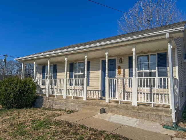 Foto del edificio - Charming 3-Bedroom, 2-Bath Home with Rocking Chair Front Porch