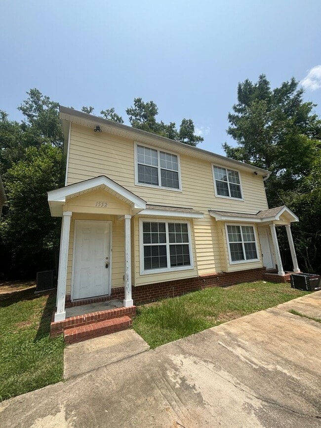 Building Photo - Awesome 3x3 Townhouse with Private Driveway!